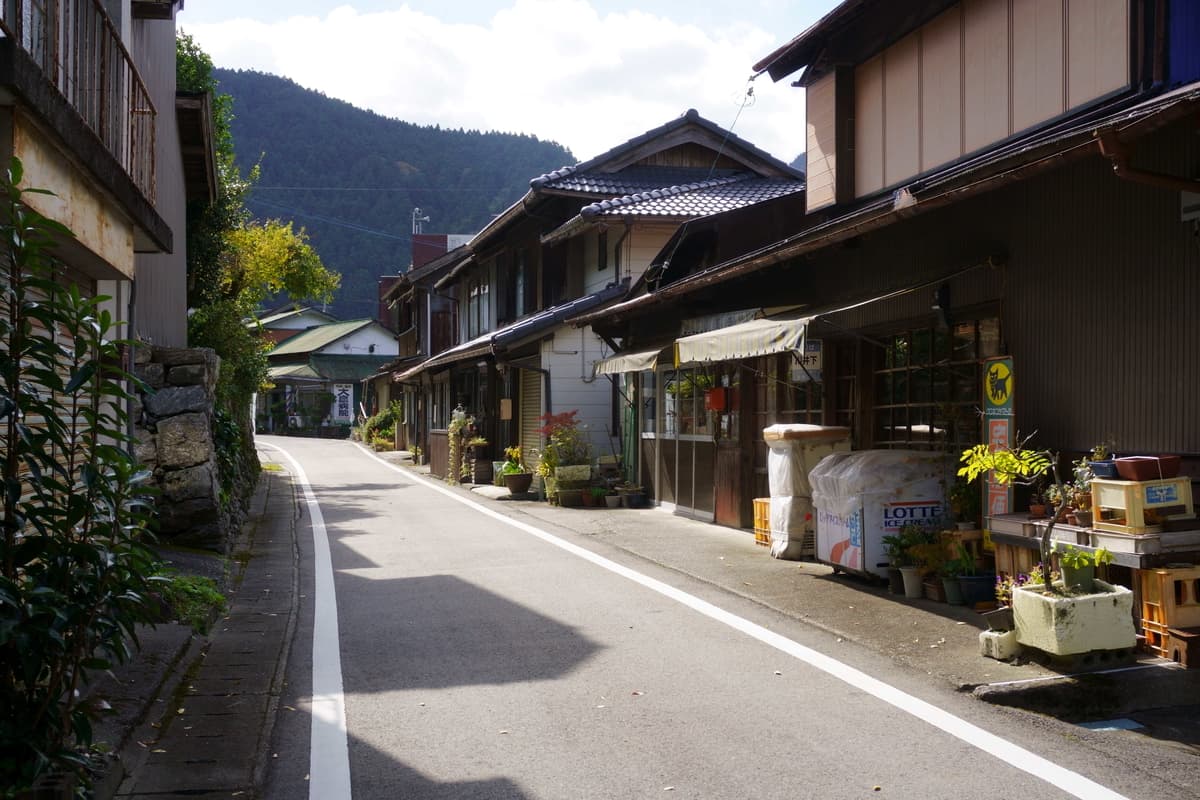 徳島県美馬市から国道492号線を通り、ヨサク沿いの集落を巡る（１/２）